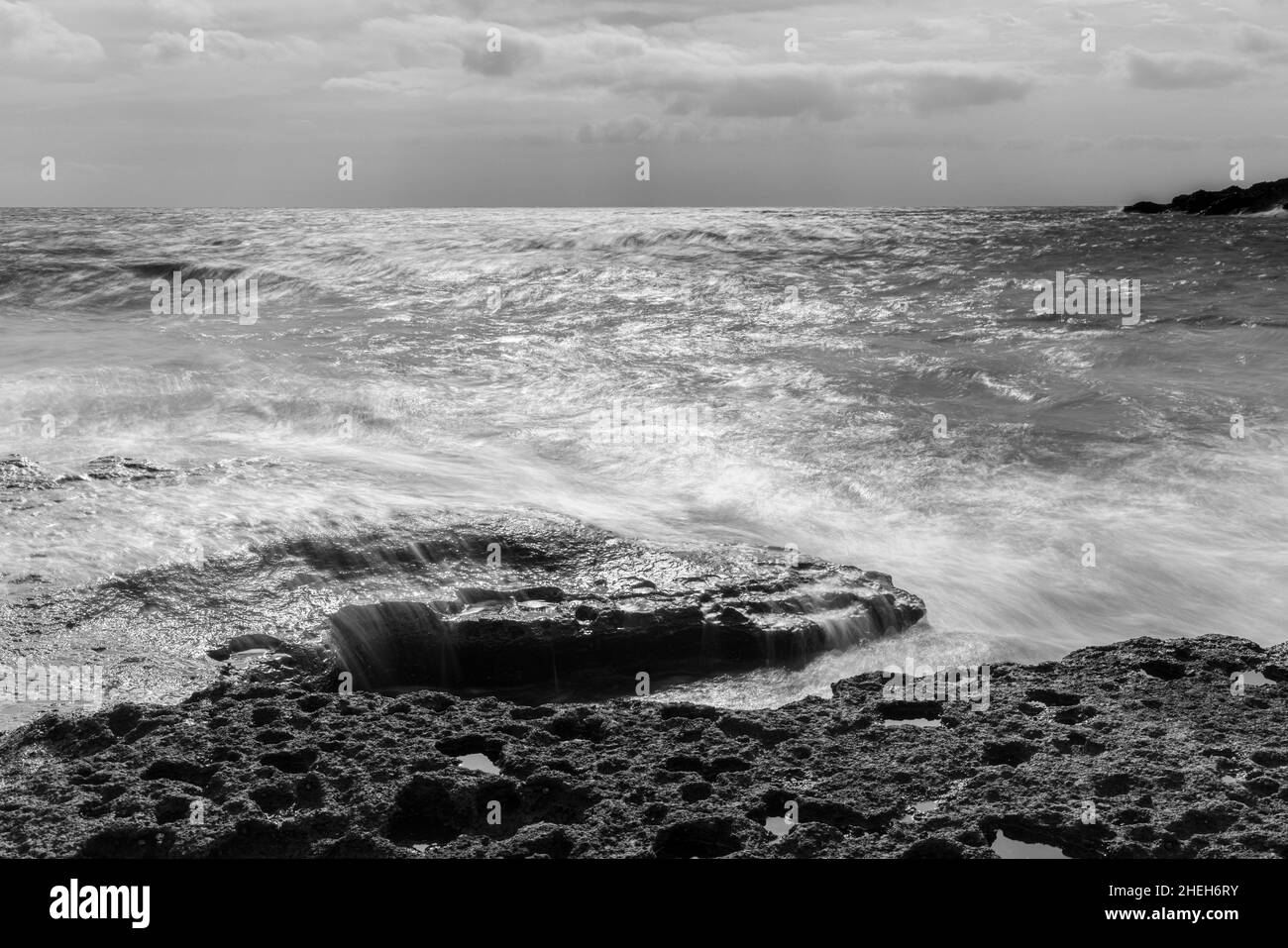 Photographie en exposition longue de la côte volcanique rocheuse de Montaña Amarilla, montagne jaune à Costa Silencio sur Tenerife, îles Canaries, Espagne Banque D'Images