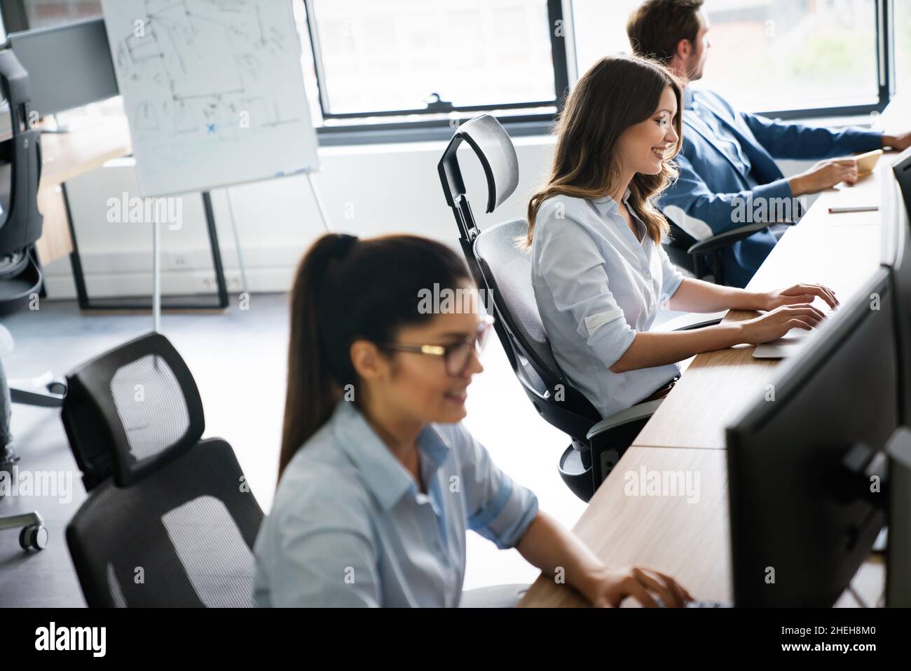 Bonne femme au bureau. Technologie, ordinateur, démarrage, concept d'entreprise. Banque D'Images