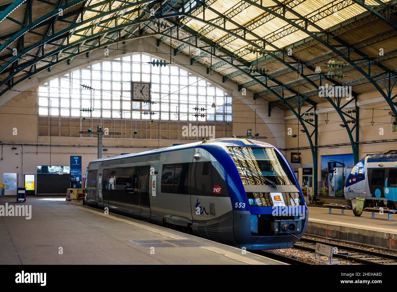 Un wagon TER interurbain à la gare SNCF du Havre, France. Banque D'Images