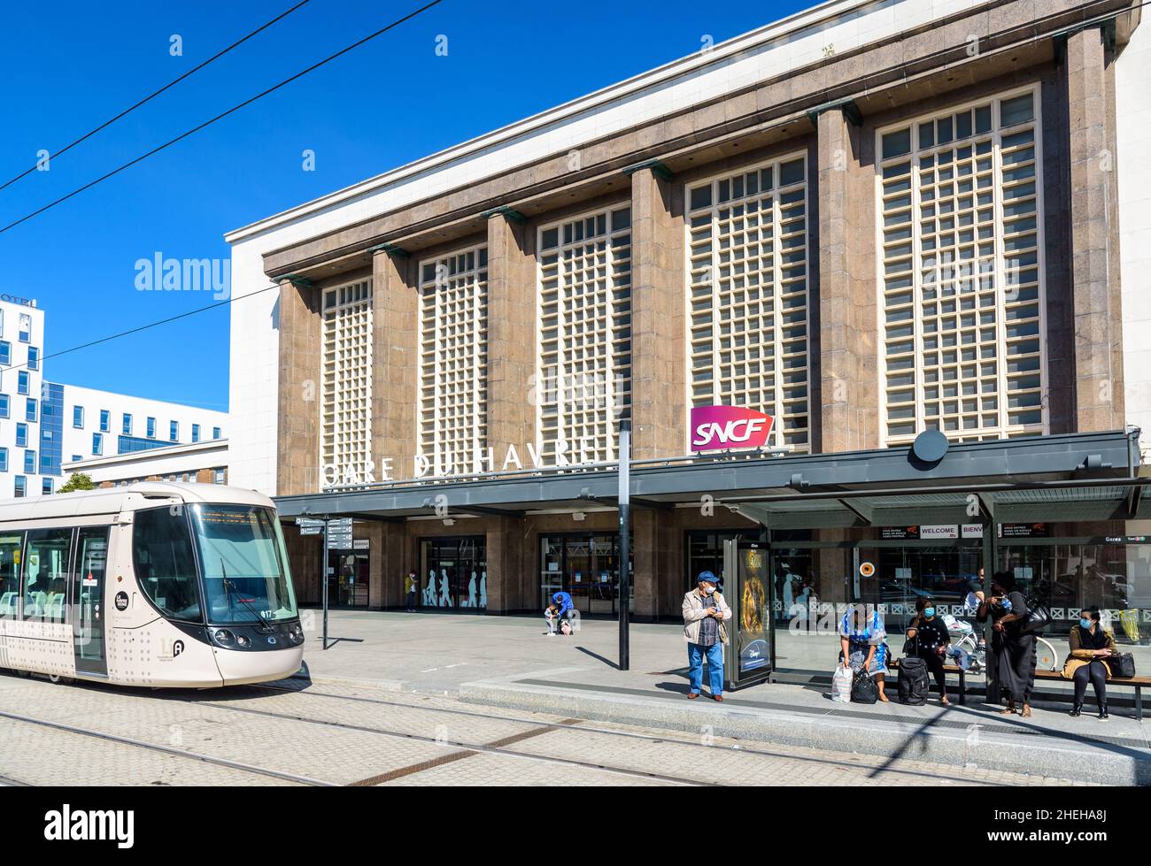 Un tramway arrive à l'arrêt de tramway en face de la gare SNCF du Havre, en France. Banque D'Images