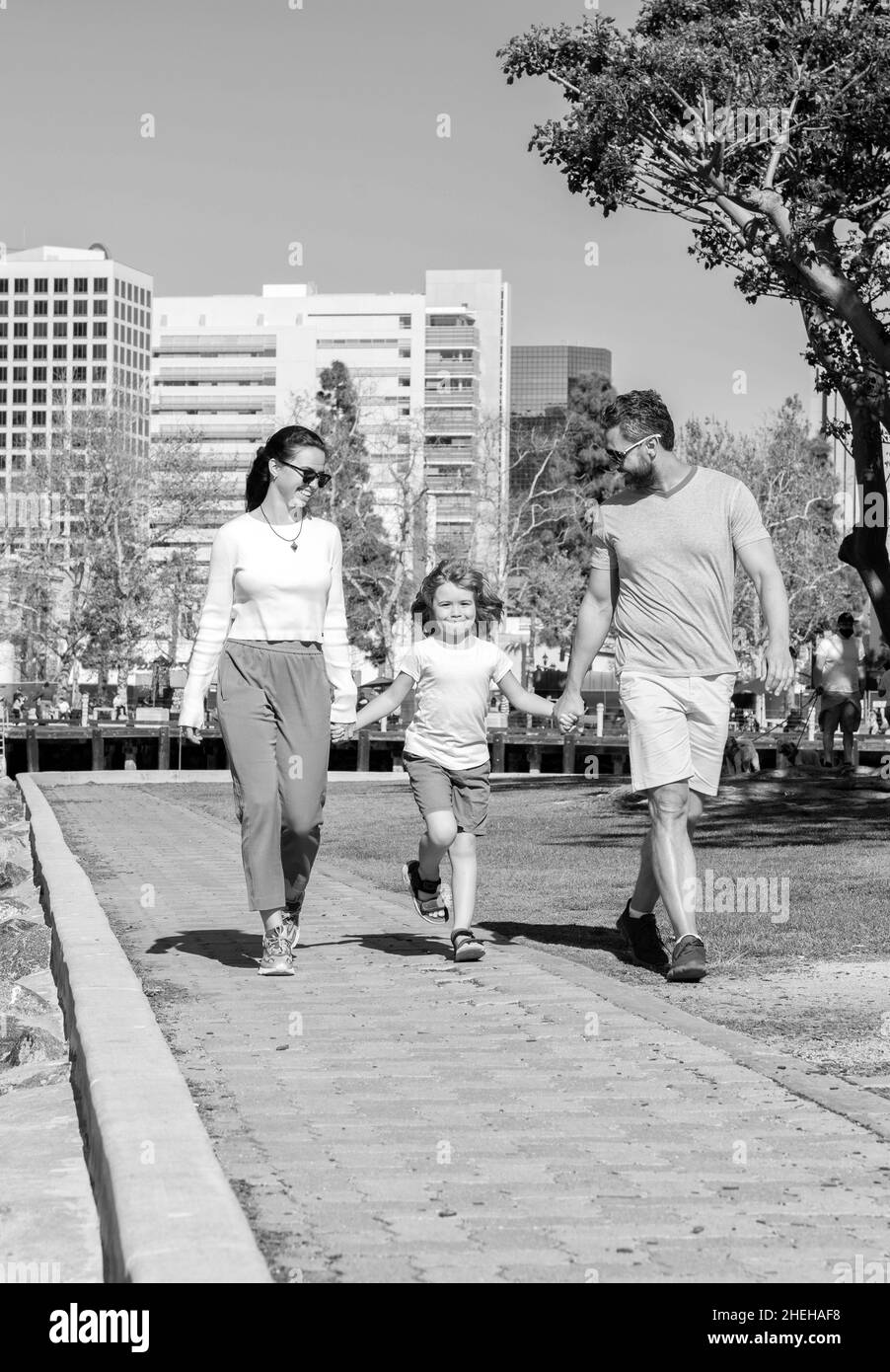 bonne jeune mère et père marchant dans le parc avec son fils, ensemble Banque D'Images
