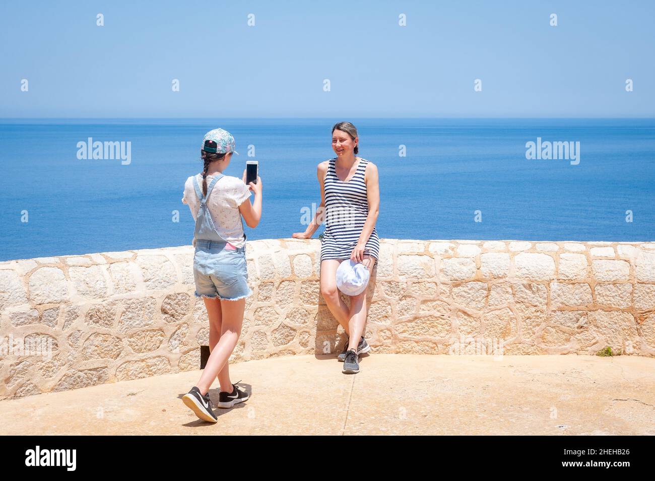Fille prenant une photo, Far de Tramuntana, Ile Dragonera, Majorque, Espagne Banque D'Images