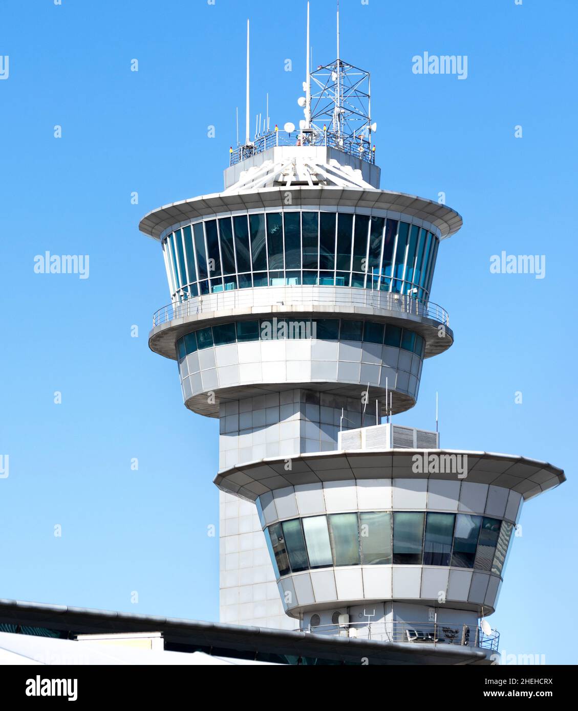 Vue rapprochée de la tour de contrôle de la circulation aérienne de l'aéroport. Banque D'Images