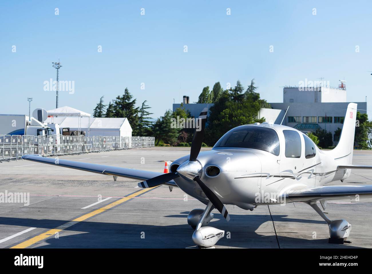 Vue rapprochée de l'avion Cirrus SR22 sur la piste par temps ensoleillé. Banque D'Images