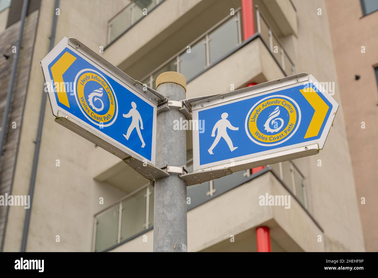 Panneau indiquant le Wales Coastal Path à Caernarfon, dans le nord du pays de Galles Banque D'Images