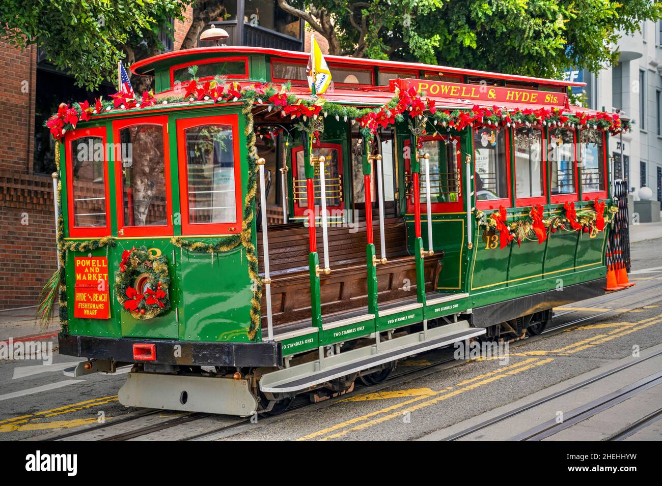 Téléphérique Powell et Hyde Line orné de décorations de Noël, San Francisco, Californie, États-Unis Banque D'Images