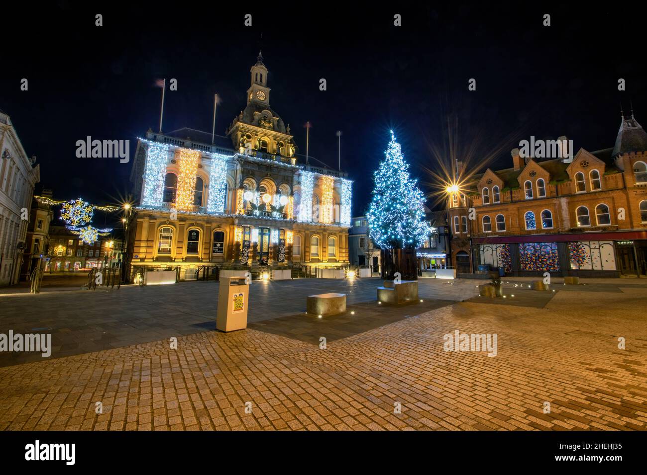 Illuminations de Noël sur la Cornhill dans le centre d'Ipswich, Suffolk, Royaume-Uni Banque D'Images