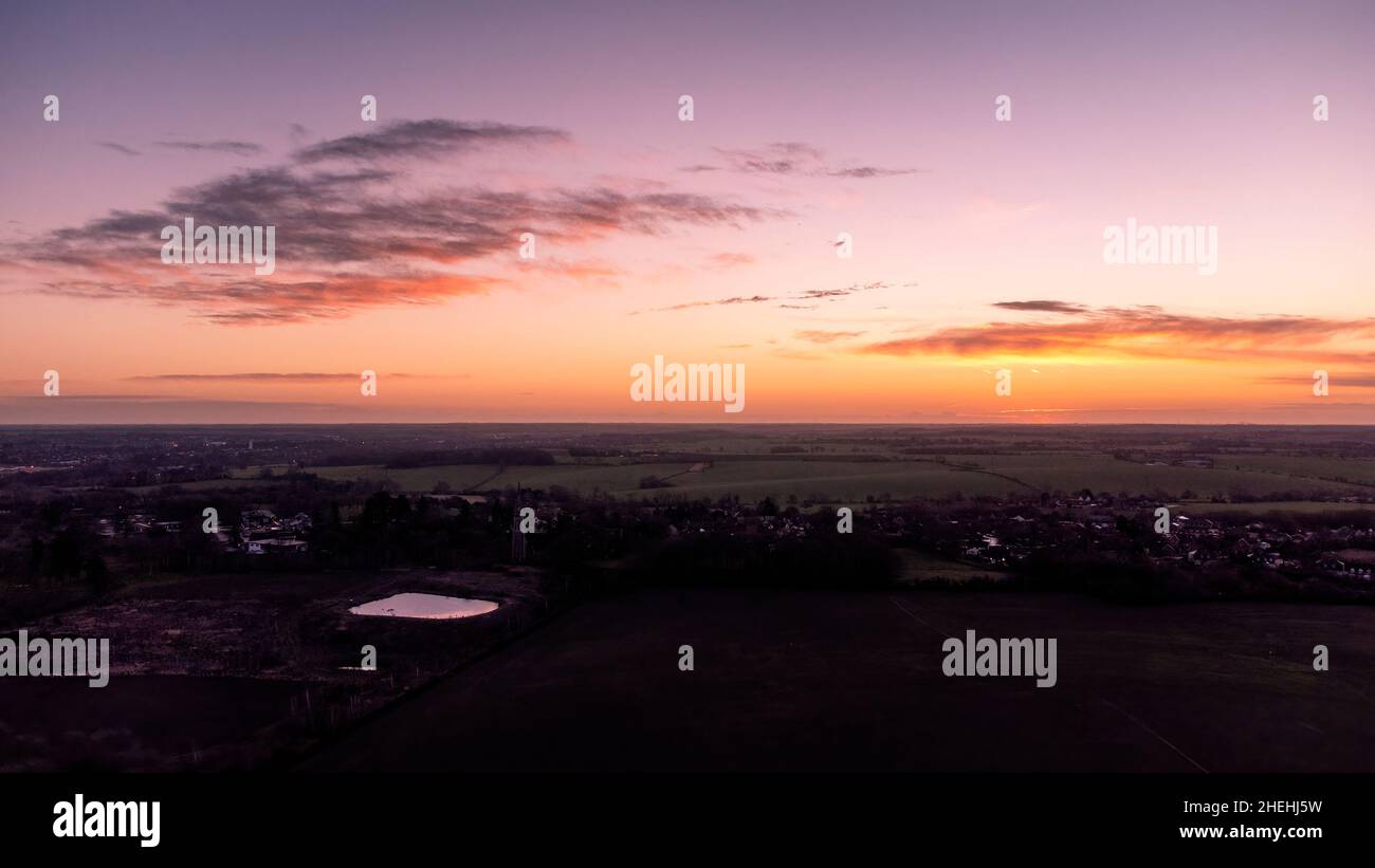 Lever de soleil sur le village de Great Finborough dans la campagne de Suffolk, Royaume-Uni Banque D'Images