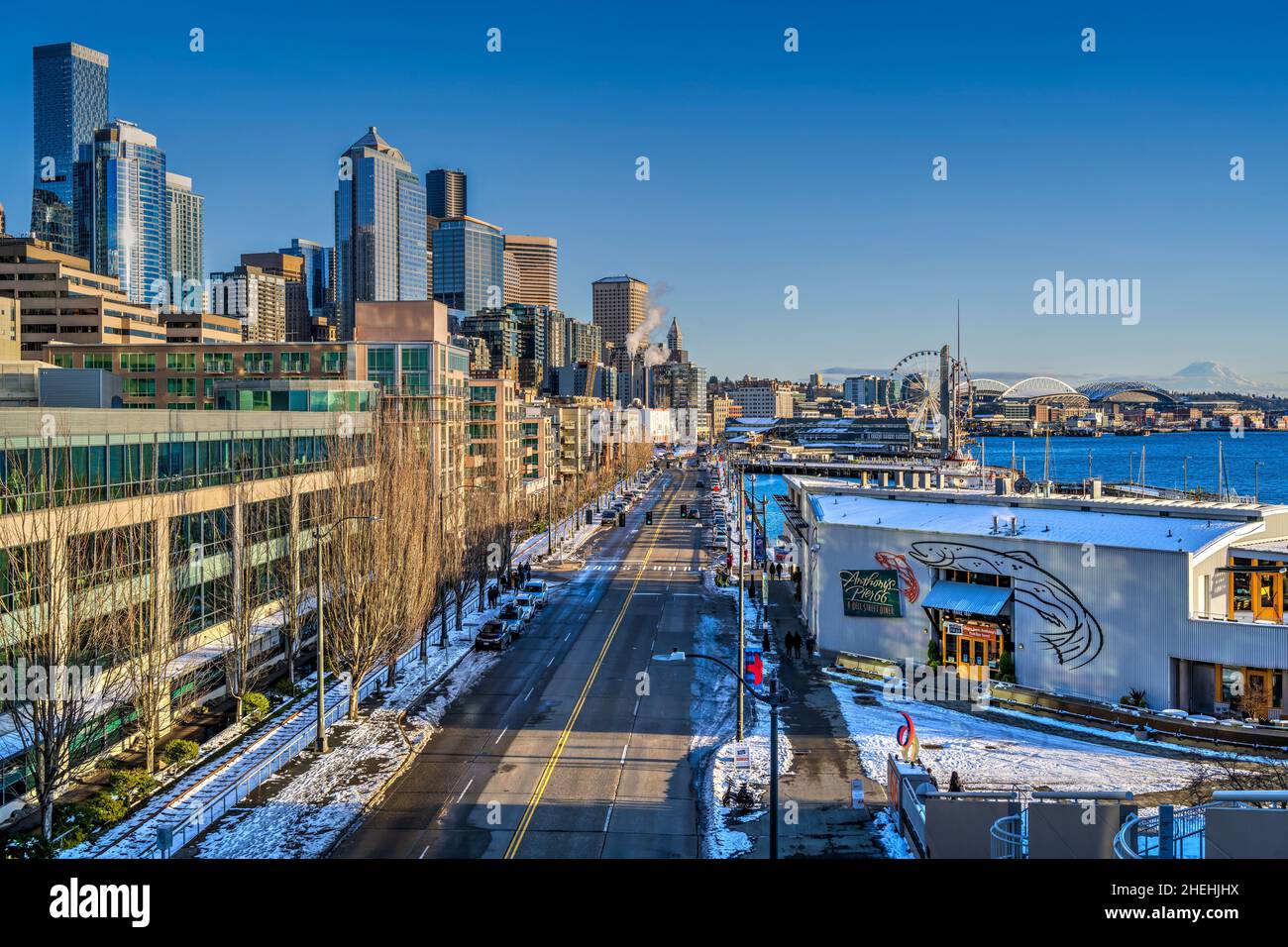Front de mer et horizon du centre-ville au coucher du soleil, Seattle, Washington, États-Unis Banque D'Images