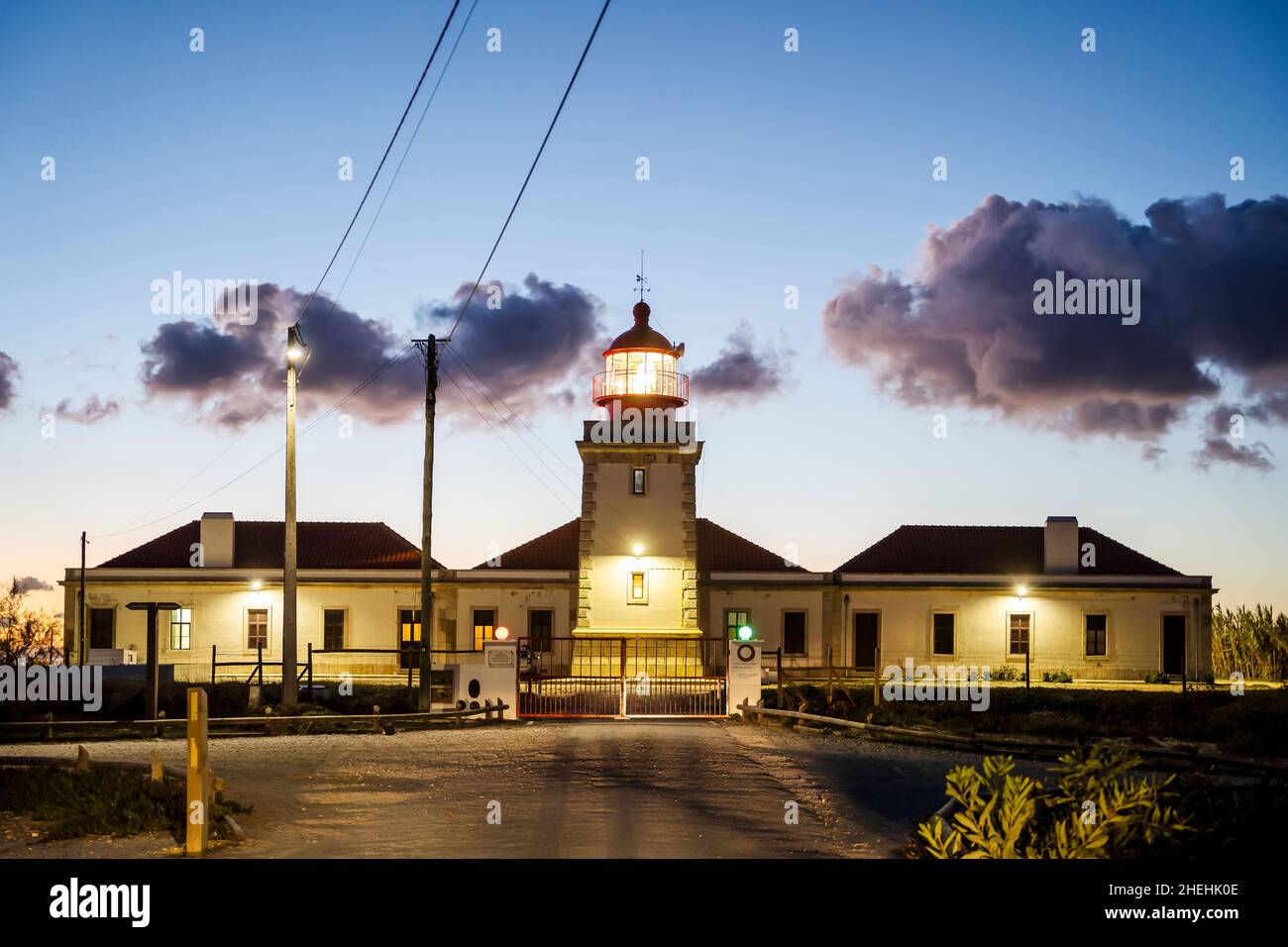 Phare sur le cap de Sardao à côté de Vila Nova de Milfontes, Alentejo, Portugal Banque D'Images