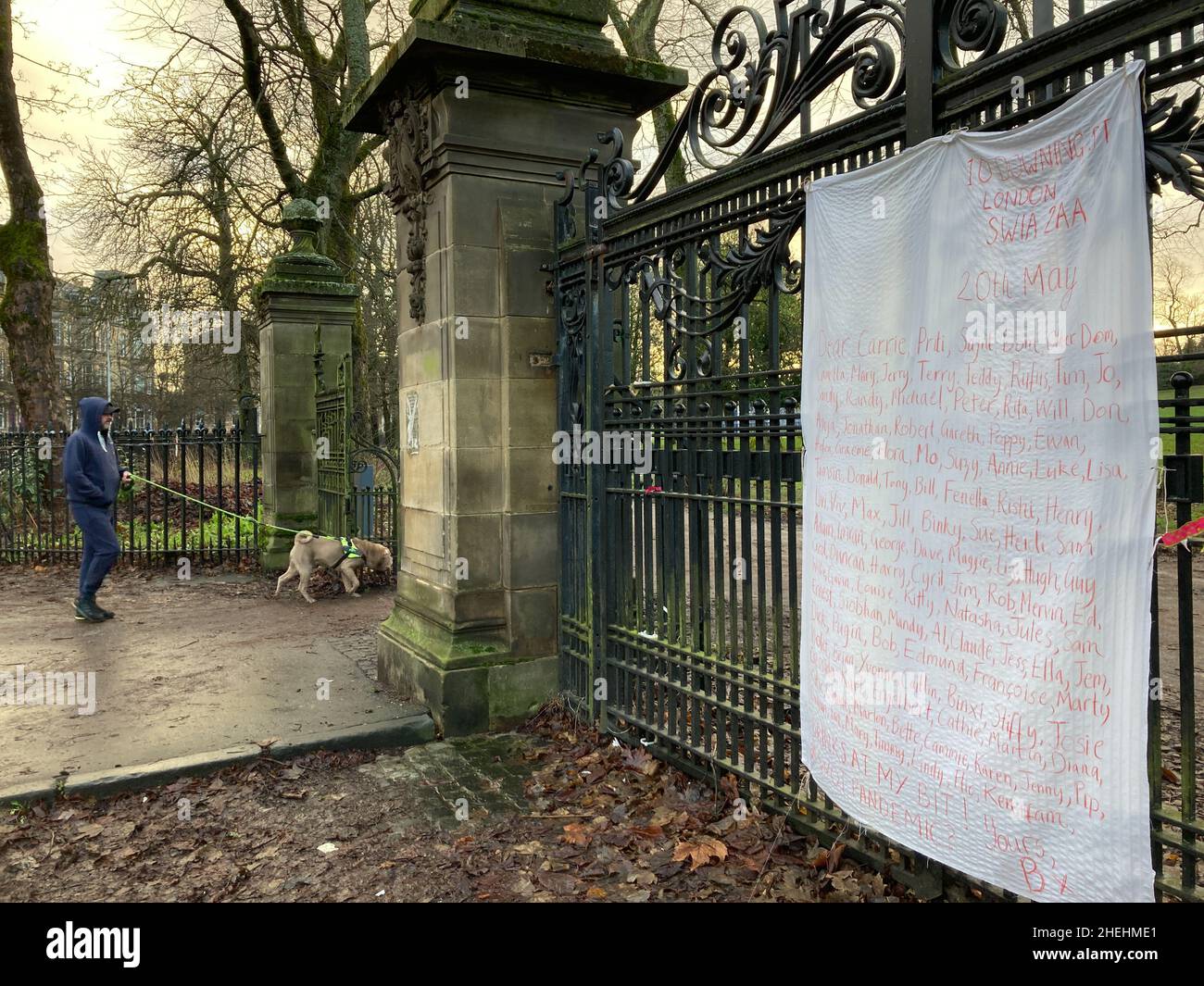 Glasgow, Royaume-Uni, 11 janvier 2022.Une note écrite à la main sur une feuille de lit prétendant être une invitation à une longue liste de personnes, et écrite par le Premier ministre Boris Johnson et avec l'adresse no 10 sur celle-ci, est apparue accrochée aux portes de Queen's Park dans le sud de Glasgow, en Écosse, le 11th janvier 2022.Photo: Jeremy Sutton-Hibbert/Alamy Live News. Banque D'Images