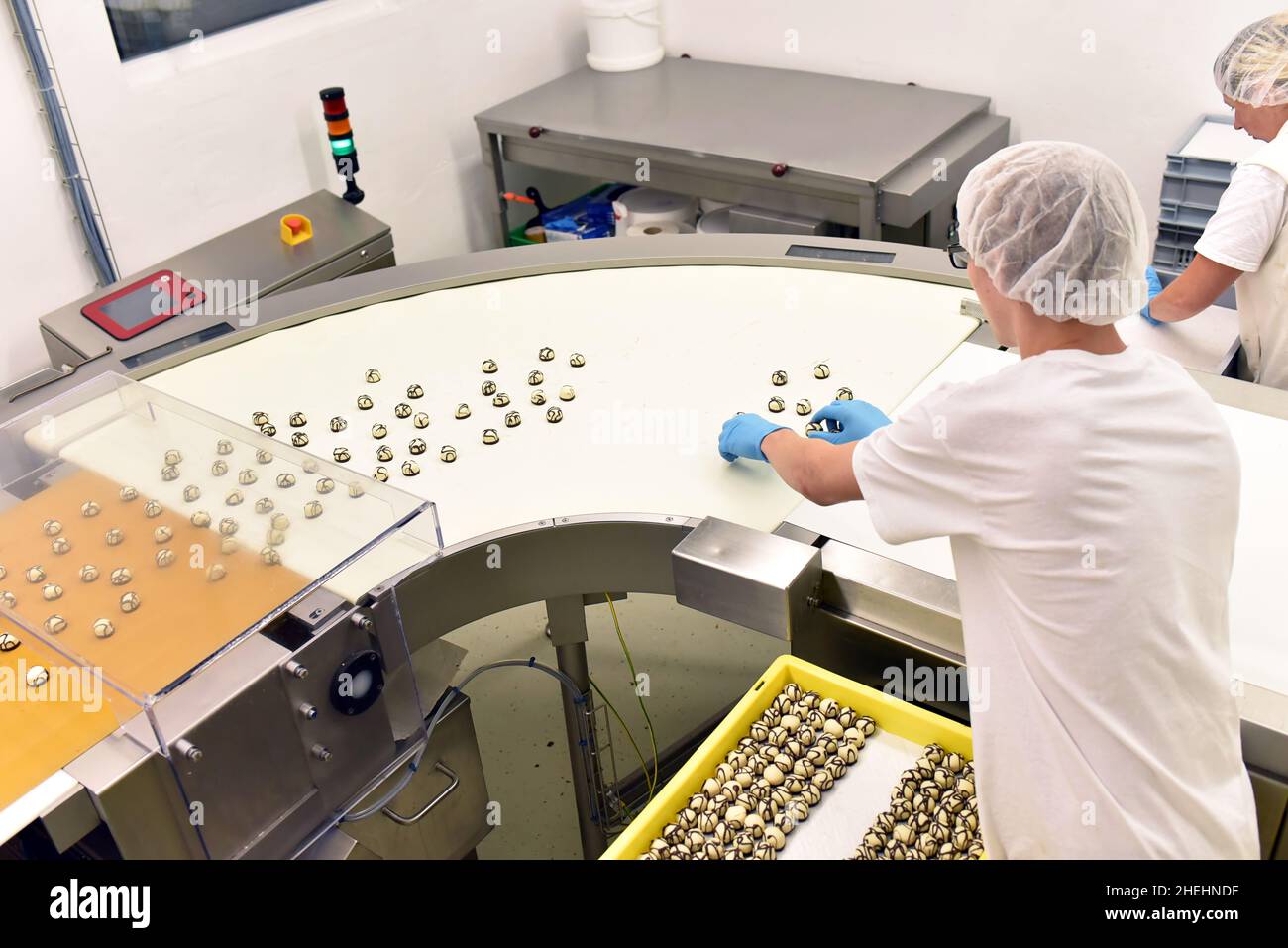 Production de pralines dans une usine pour l'industrie alimentaire Banque D'Images