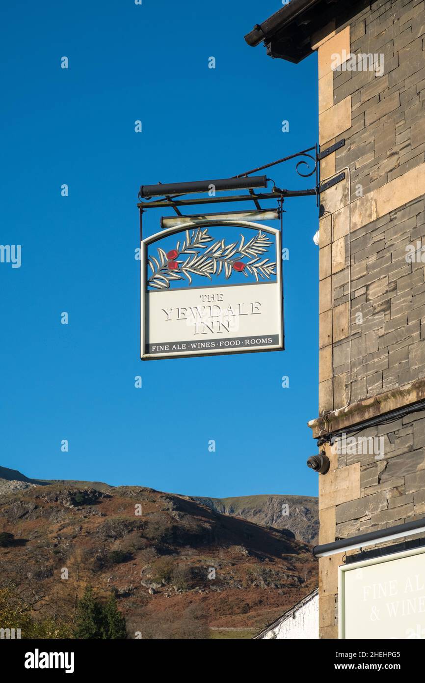 Le pub Yewdale Inn dans le village de Coniston à Furness, Cumbria dans le Lake District Banque D'Images