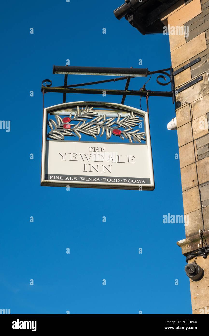 Le pub Yewdale Inn dans le village de Coniston à Furness, Cumbria dans le Lake District Banque D'Images