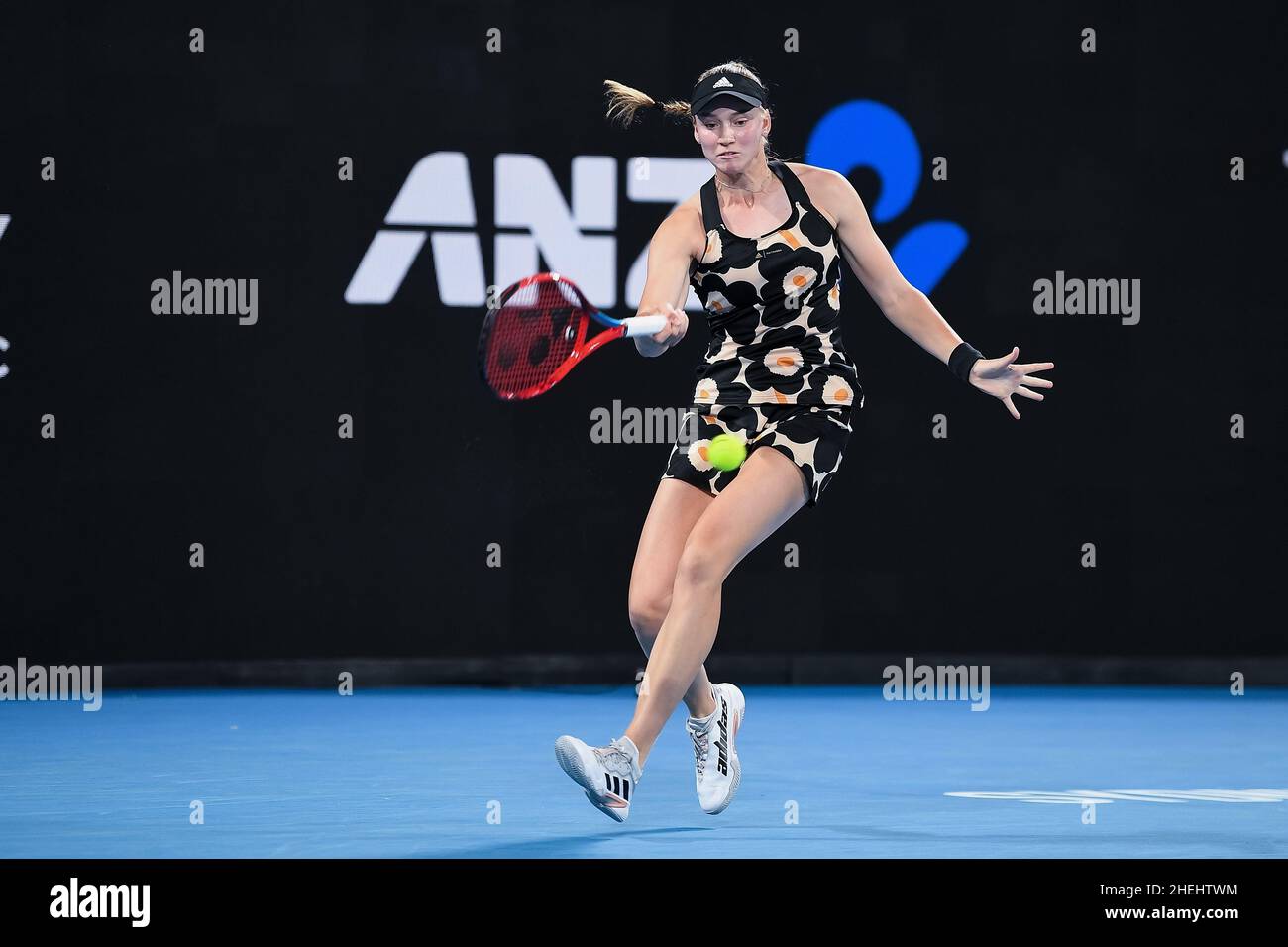 Sydney, Australie, 11 janvier 2022.Elena Rybakina, du Kazakhstan, joue un rôle de premier plan lors du match de tennis classique de Sydney entre Emma Raducanu, de Grande-Bretagne, et Elena Rybakina, du Kazakhstan, à la Ken Rosewall Arena, le 11 janvier 2022 à Sydney, en Australie.Crédit : Steven Markham/Speed Media/Alay Live News Banque D'Images