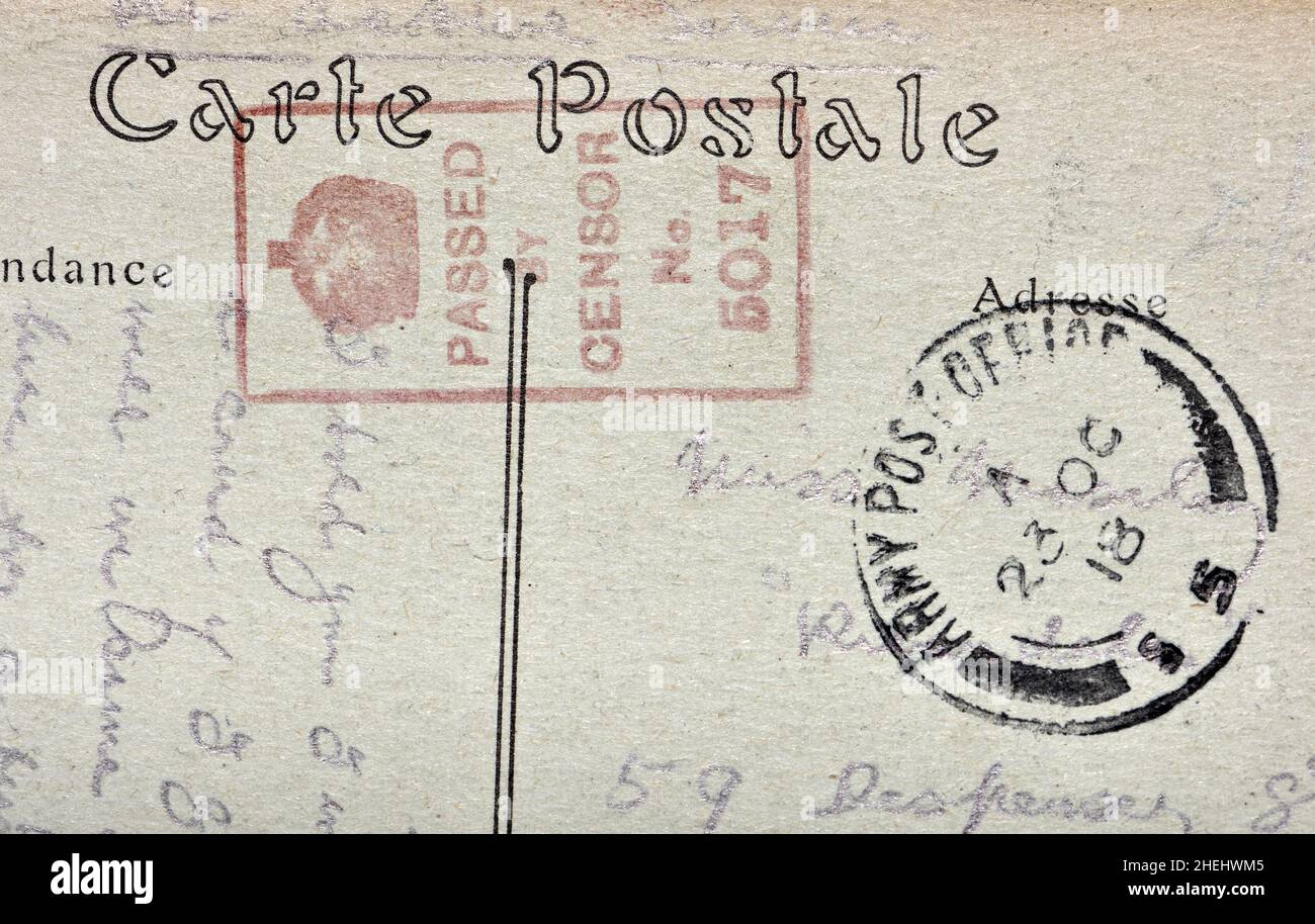 Carte postale affichée pendant la première Guerre mondiale avec un timbre pour montrer qu'elle a été passée par les censeurs. Banque D'Images