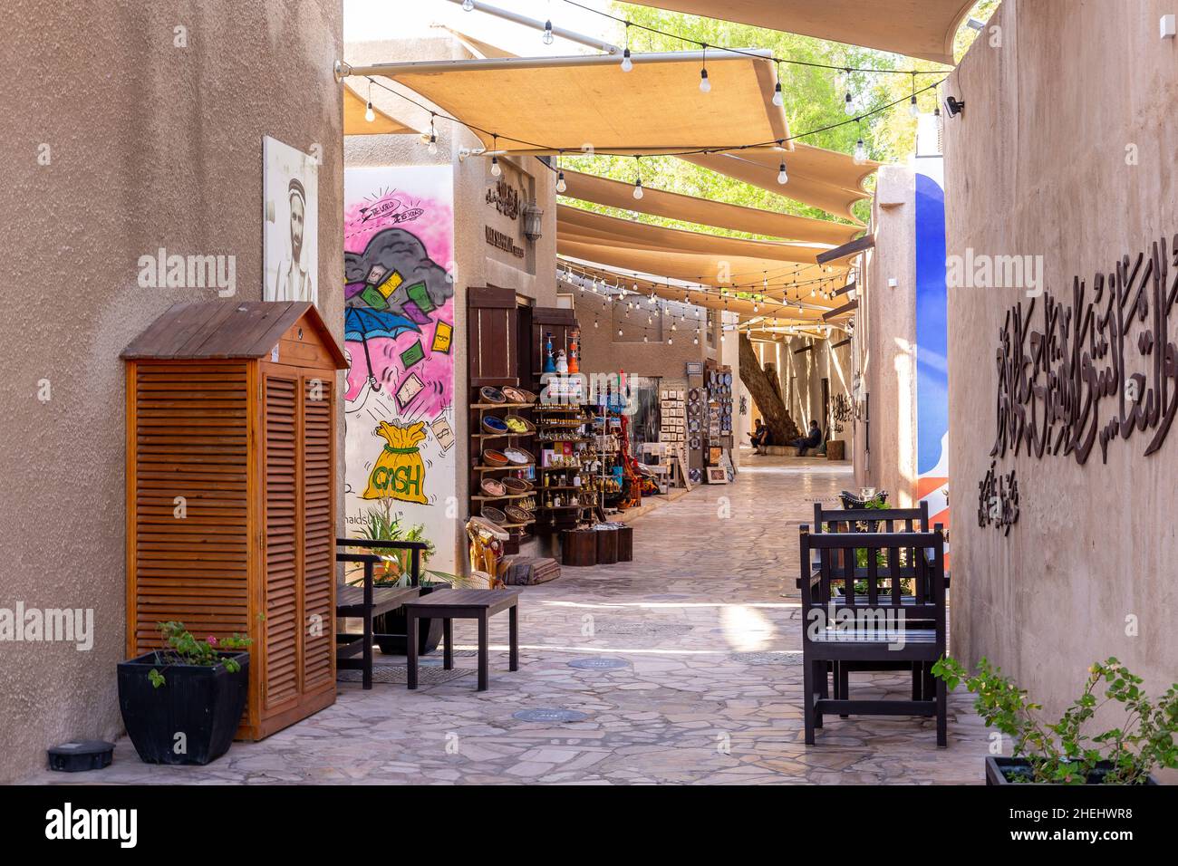 Dubaï, Émirats arabes Unis, 27.09.2021.Quartier historique d'Al Fahidi charmante rue en pierre avec boutiques traditionnelles de souvenirs artisanaux et d'épices (souk) et parasols. Banque D'Images