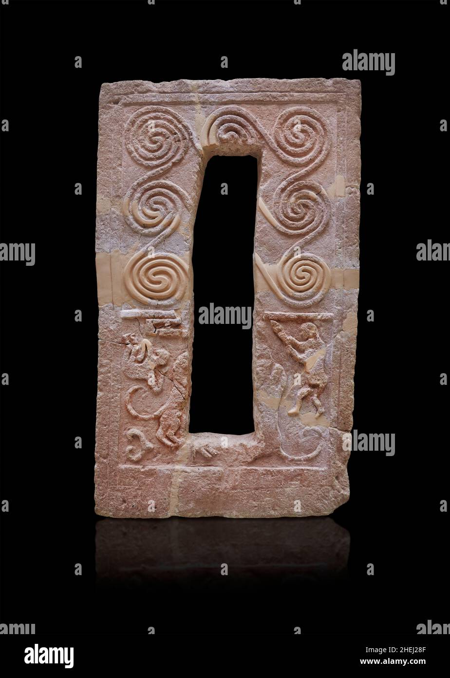 Stèle de Garve de Mycenaéan avec relief en spirale et hommes qui chassent des lions, 1600 - 1500 av. J.-C., grave R Mycenae.Site archéologique Musée Mycenae.La moitié supérieure de t Banque D'Images