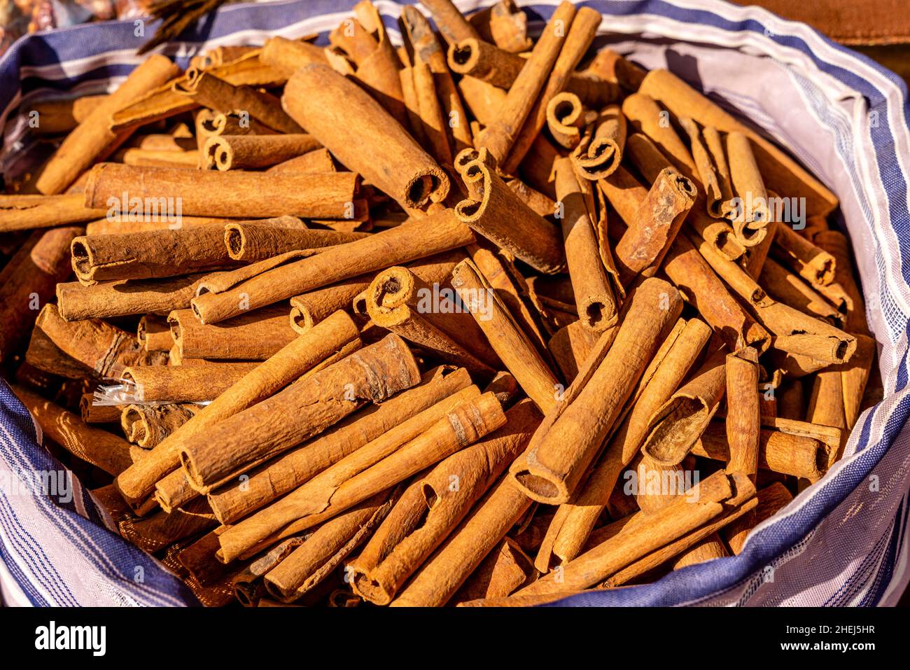 Bâtonnets de cannelle/Quills à vendre dans le souk, Aqaba, gouvernorat d'Aqaba, Jordanie. Banque D'Images