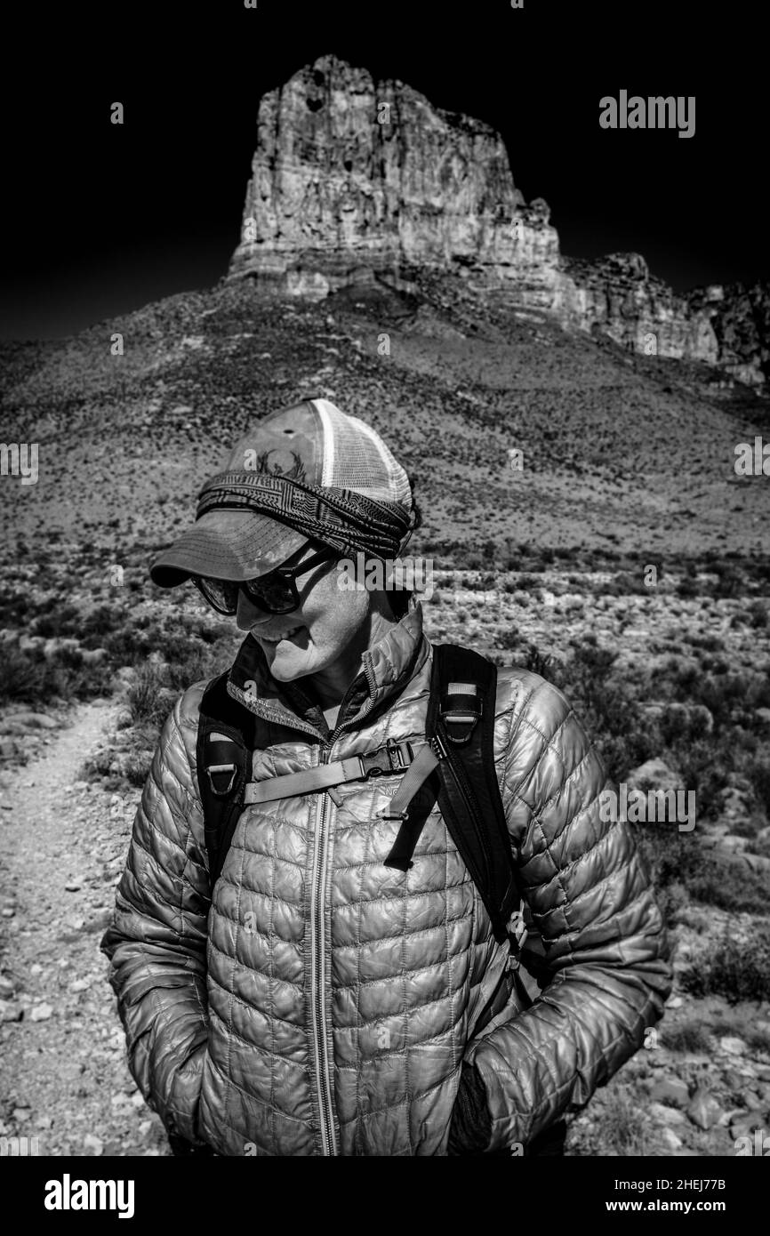 Noir et blanc de la femme randonneur sous El Capitan dans le parc national des montagnes Guadalupe Banque D'Images