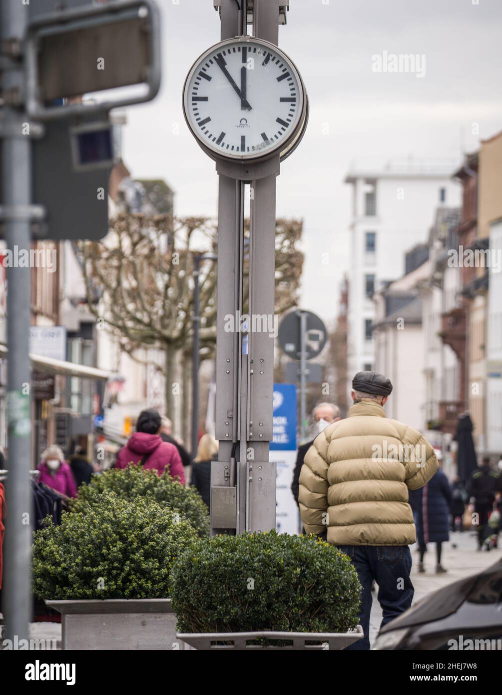 Bad Homburg, Allemagne.11th janvier 2022.L'horloge de la zone piétonne indique cinq à douze.De plus en plus de municipalités de Hesse deviennent des points d'accès corona.Avec une incidence de 446,7, la Hochtaunuskreis en est maintenant une.Credit: Frank Rumpenhorst/dpa/Alay Live News Banque D'Images