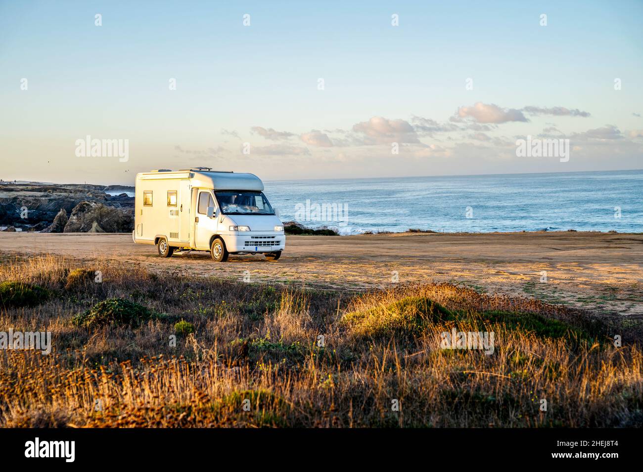 Un petit camping-car garé près de la plage sur la côte de Vicentina, Alentejo, Portugal Banque D'Images