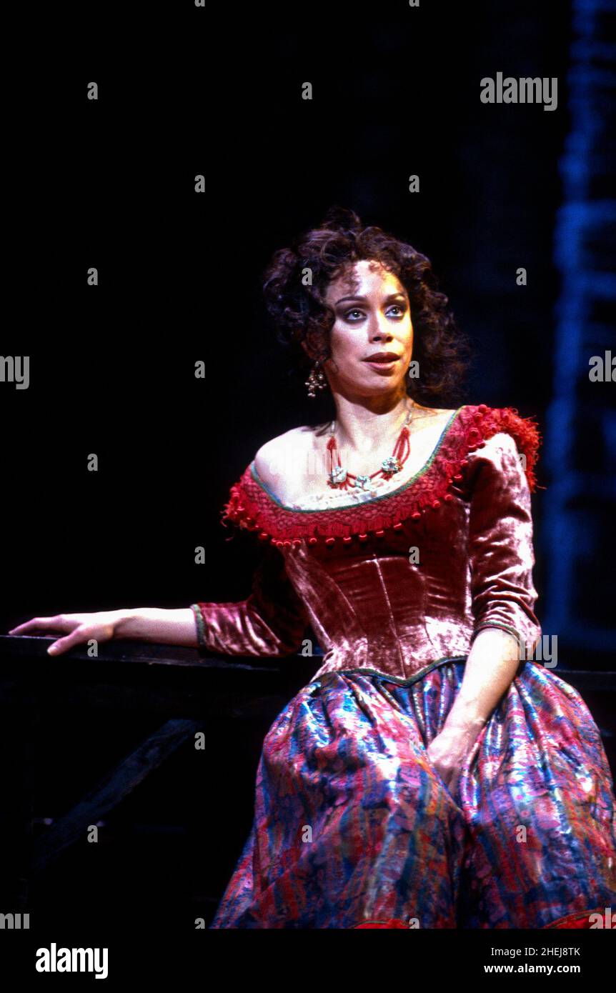 Maria Ewing (Carmen) dans CARMEN par Bizet à l'Opéra Royal, Covent Garden, Londres WC2 26/04/1991 chef: Zubin Mehta set design: Gerardo Vera costumes: Franca Squarciapino éclairage: Bruno Boyer mouvement: Stuart Hopps chorégraphe Flamenco: Cristina Hoyos directeur: Nuria Espert Banque D'Images