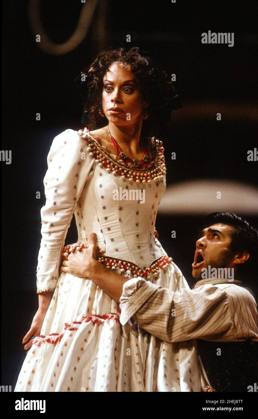 Maria Ewing (Carmen), Luis Lima (Don Jose) à CARMEN par Bizet à l'Opéra Royal, Covent Garden, Londres WC2 26/04/1991 chef d'orchestre: Zubin Mehta set design: Gerardo Vera costumes: Franca Squarciapino éclairage: Bruno Boyer mouvement: Stuart Hopps chorégraphe Flamenco: Cristina Hoyos réalisateur: Nuria Espert Banque D'Images