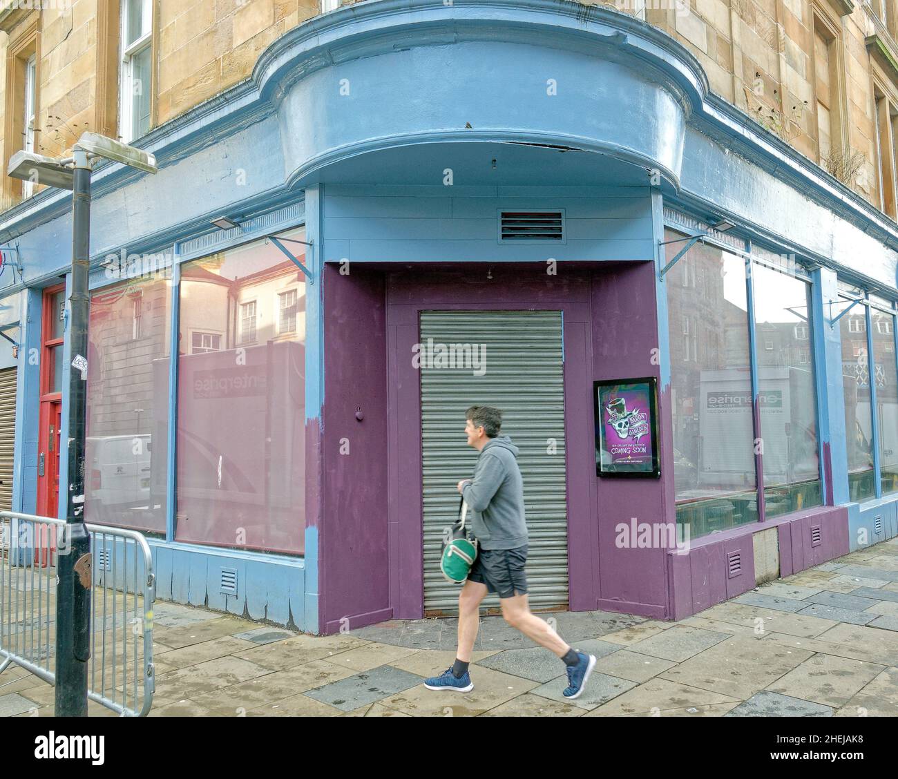 Glasgow, Écosse, Royaume-Uni.11th janvier 2022.Le nouveau film Batgirl a été mis en place avec les fermetures de routes, les façades des magasins étant construites avec le bâtiment art déco et la croix mercat avec des graffitis utilisés pour communiquer la dystopie.Crédit : gerard ferry/Alay Live News Banque D'Images
