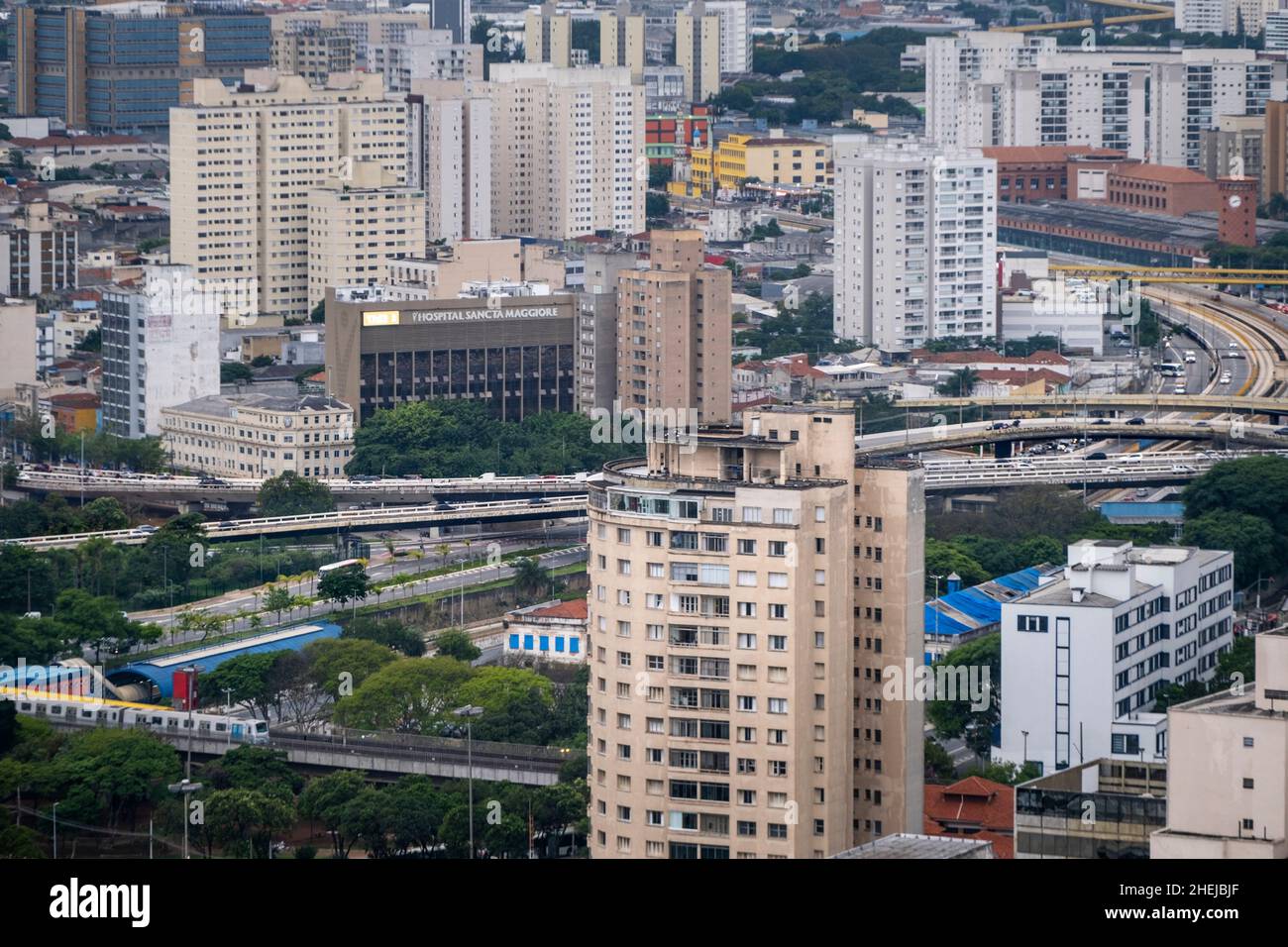 Amérique du Sud, Brésil, Sao Paulo.Gratte-ciels, autoroutes et immeubles de bureaux dans le quartier central des affaires, centre-ville Banque D'Images