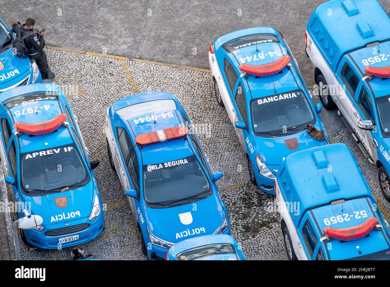 Voitures de police dans un poste de police.PM (Policia Militar) Milice police, véhicules photographiés d'en haut, police, Rio de Janeiro, Brésil Banque D'Images