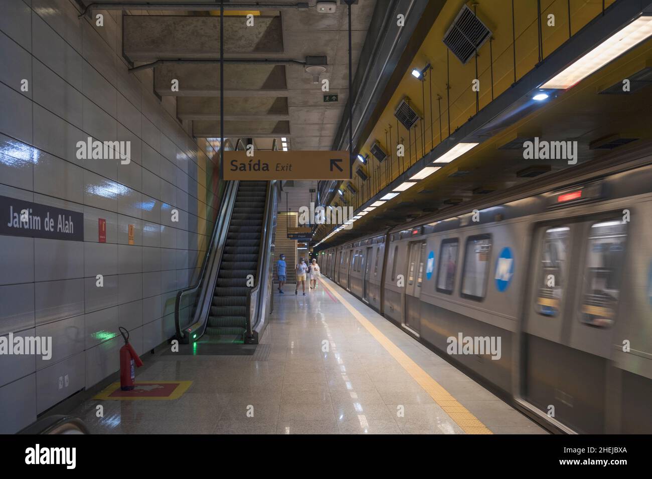 Brésil, Rio de Janeiro, Leblon.Train arrivant à la station de métro Jardim de Alah.Station plate-forme sur Linha 4 (ligne 4) du réseau de métro Banque D'Images