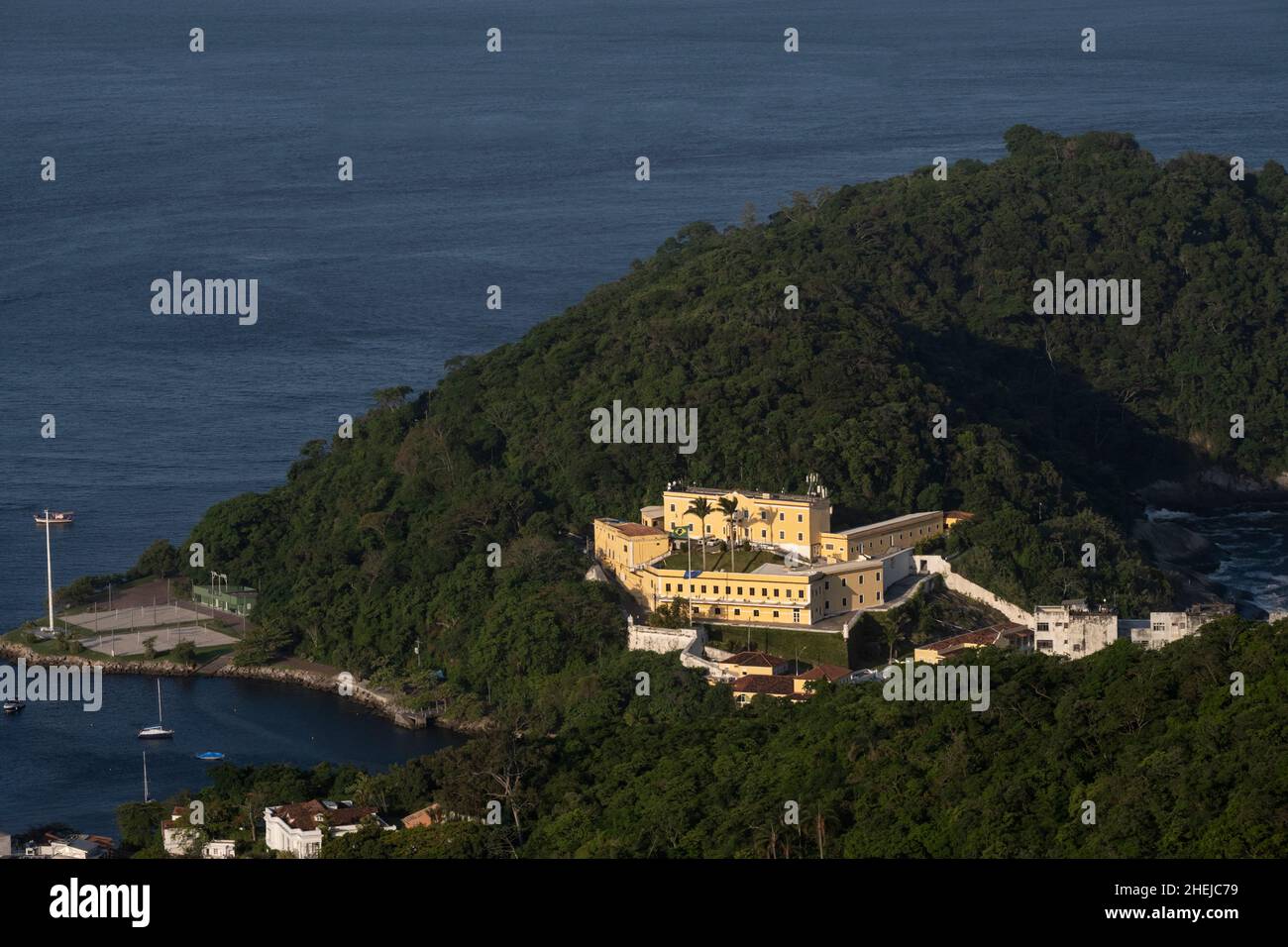 Brésil. Forteresse de Saint Jean du port de Rio de Janeiro (Fortaleza de São João) et centre d'entraînement physique militaire, Morro Cara de Cão, Urca, Rio Banque D'Images