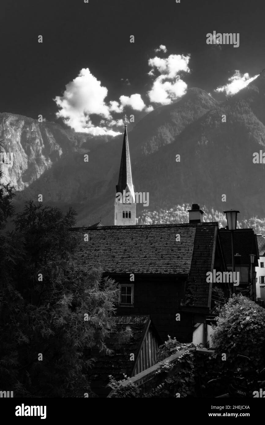 Vue sur Hallstatt Christuskirche Autriche. Clocher de l'église en noir et blanc Banque D'Images