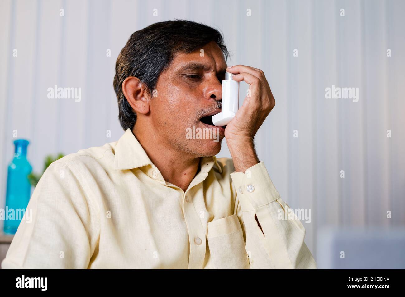 Un professionnel malsain utilise un inhalateur pour l'asthme comme médicament au bureau - concept de soins de santé, médical, mode de vie au travail et maladies non transmissibles. Banque D'Images
