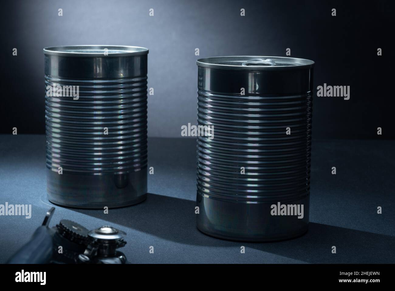 Helsinki / Finlande - 10 JANVIER 2022 : gros plan de deux boîtes métalliques sur fond sombre. Banque D'Images