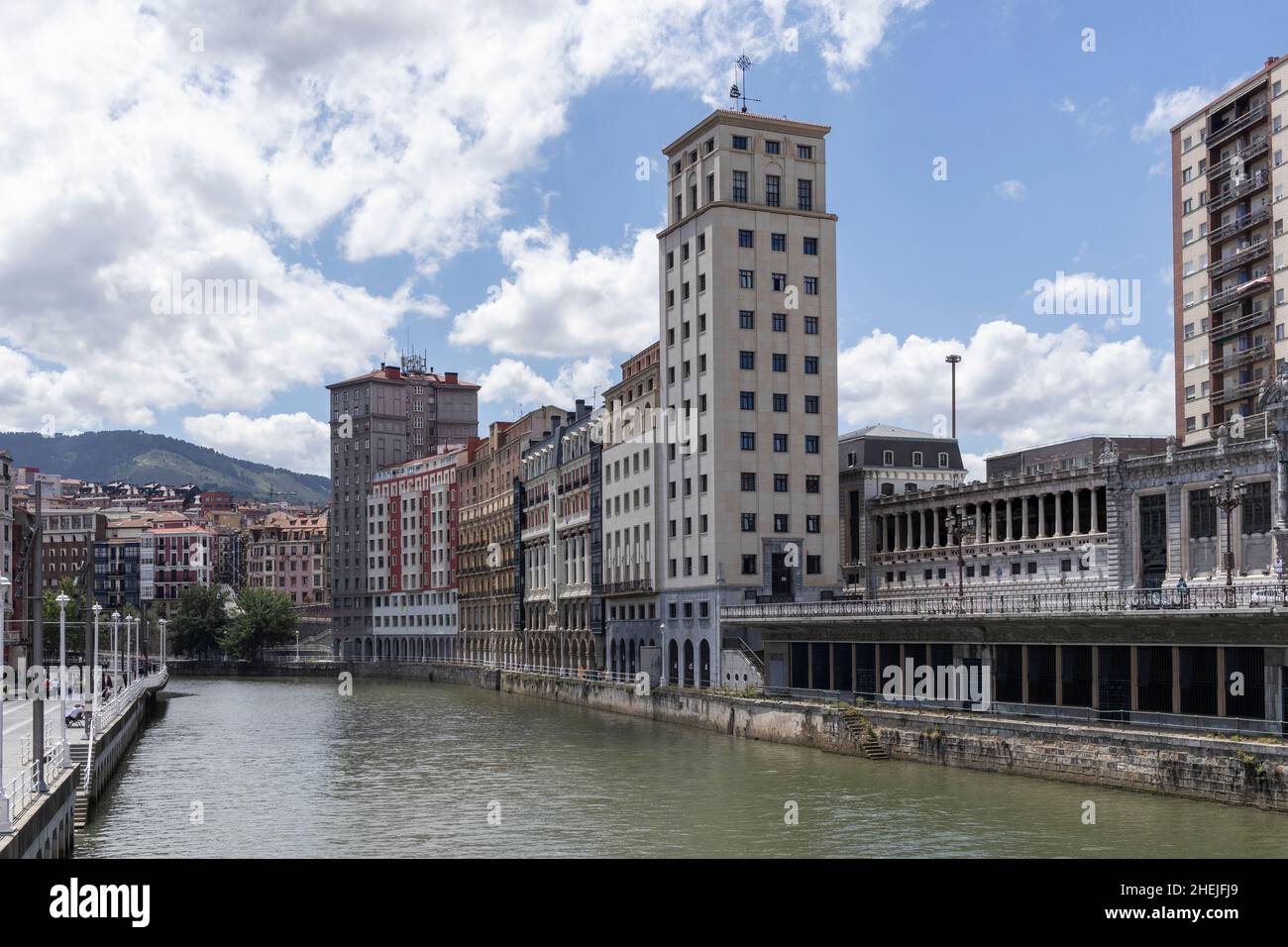 Estuaire du nervion qui traverse Bilbao dans le nord de l'Espagne Banque D'Images