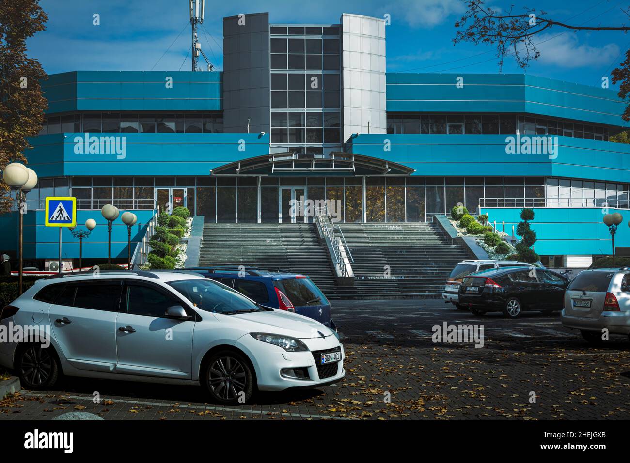 Chisinau, Moldova - 17 octobre 2021 : voitures garées devant un bâtiment moderne.Paysage urbain. Banque D'Images