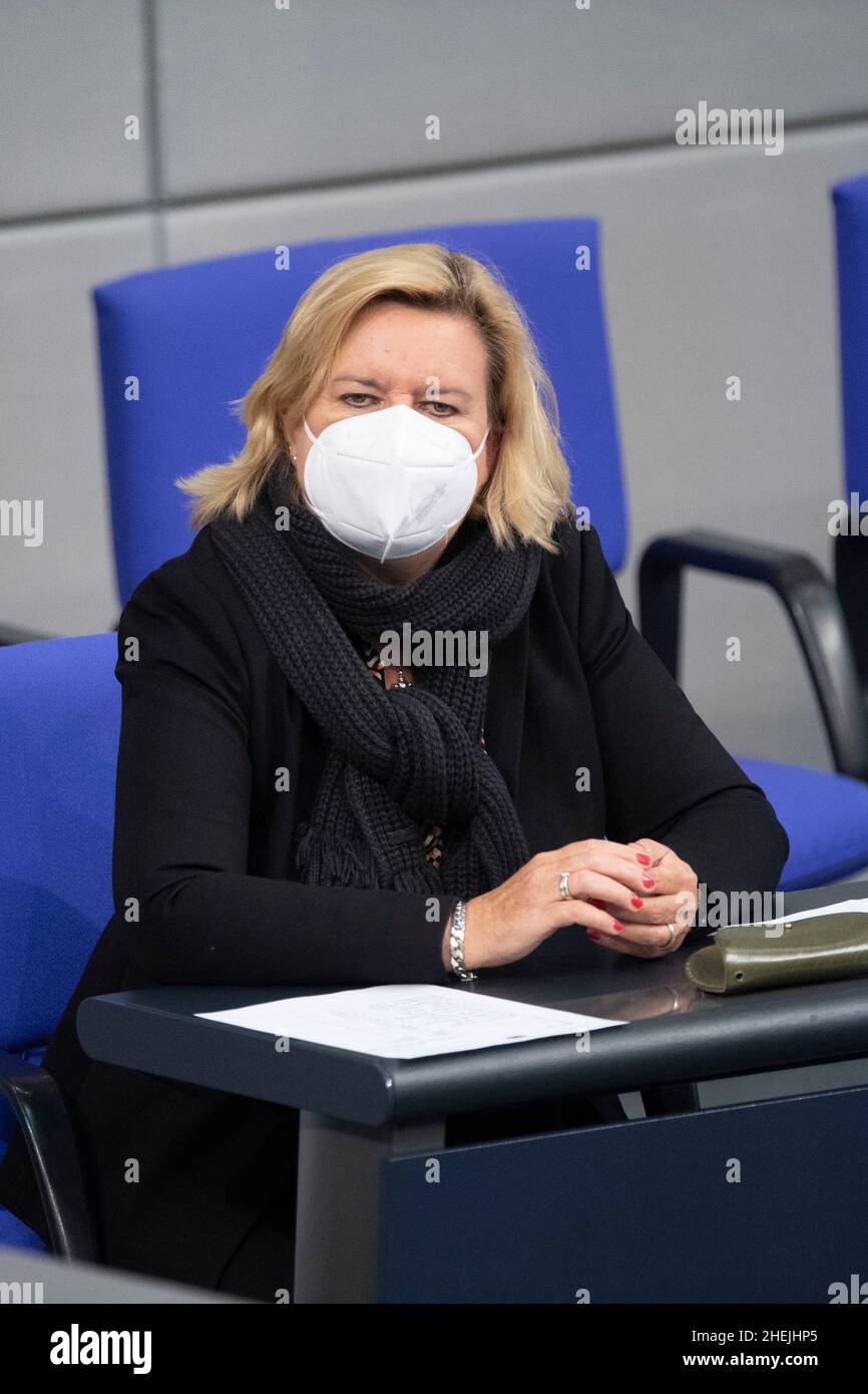 Berlin, Allemagne.09th décembre 2021.EVA HOEGL, Hogl, commissaire des  forces armées, suit le débat, heure actuelle sur la concentration des  troupes des forces armées russes à la frontière de l'Ukraine, 6th session  plénière