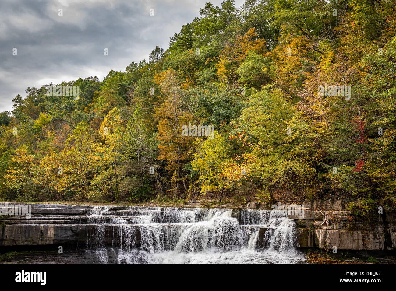 Ruisseau Taughannock durant le changement de couleur des feuilles d'automne dans la région des lacs Finger, dans le nord de l'État de New York. Banque D'Images