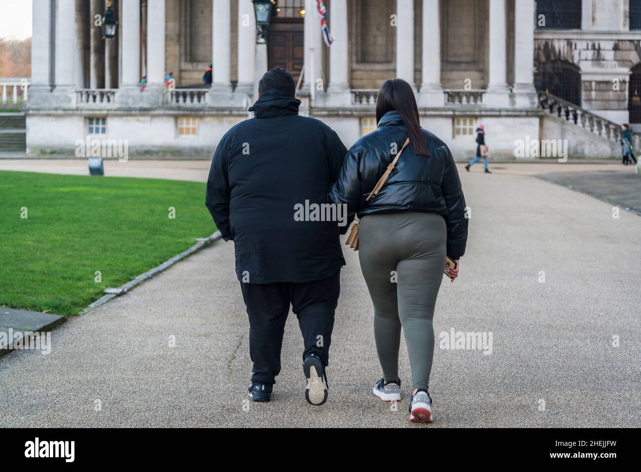 Un couple obèse marchant à Greenwich, Londres, Angleterre, Royaume-Uni Banque D'Images