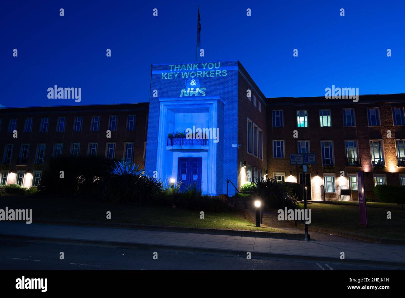 Maidenhead, Berkshire, Royaume-Uni.20th mai 2020.L'hôtel de ville de Maidenhead, dans le Berkshire, est éclairé en bleu par un message de remerciement des principaux travailleurs et du NHS lors du confinement pandémique du coronavirus Covid-19.Depuis, le Gouvernement aurait organisé une fête d'introduction d'une bouteille de Booze dans le jardin de Downing Street le même soir du 20th mai 2020.Le Premier ministre Boris Johnson aurait assisté au parti.Crédit : Maureen McLean/Alay Banque D'Images