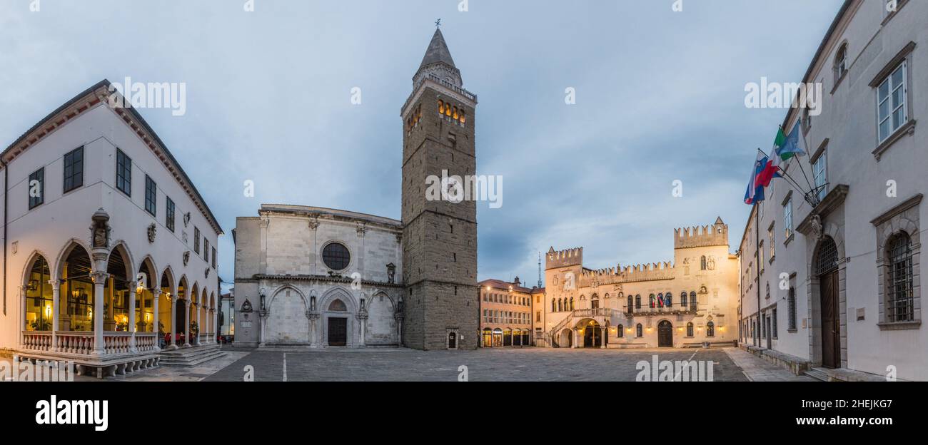 Panorama de la place Tilov Trg à Koper, Slovénie Banque D'Images