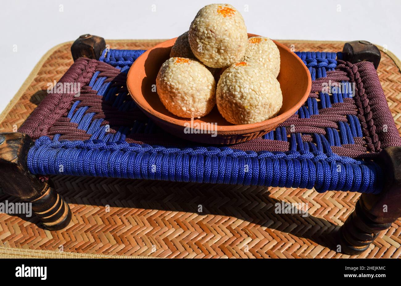 Recette de ladoo de til. Graines de sésame blanc enrobées de sucre jaggery.Des sucreries indiennes servies mangées du mithai traditionnel indien jusqu'au bati Banque D'Images