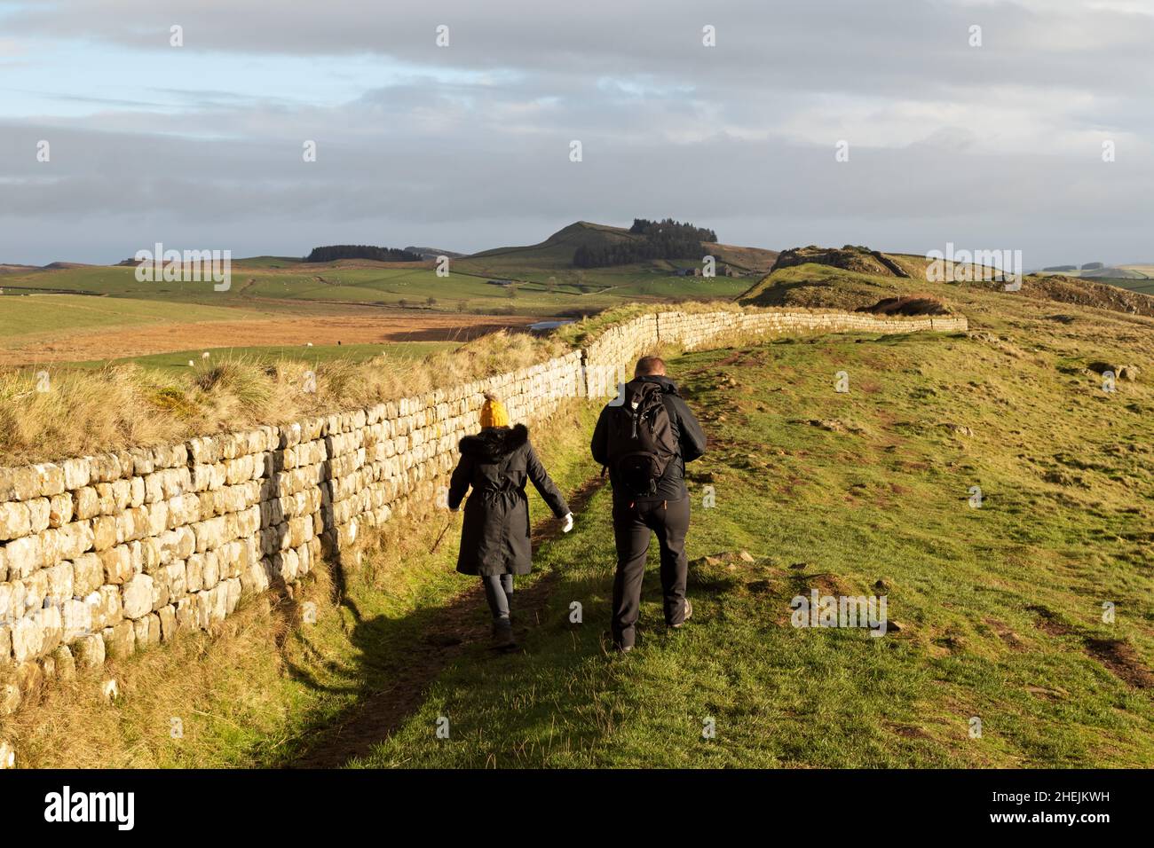 Personnes marchant le long du mur d'Hadrien à Walltown Crags dans Northumberland, Angleterre. Banque D'Images