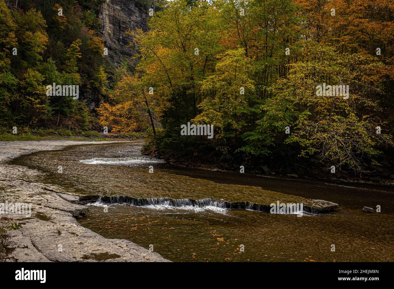 Ruisseau Taughannock durant le changement de couleur des feuilles d'automne dans la région des lacs Finger, dans le nord de l'État de New York. Banque D'Images