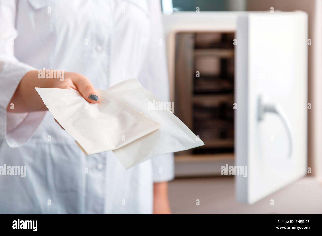 Femme tenir les instruments de cosmétologie de pédicure de manucure outils après nettoyage en autoclave systèmes de stérilisation pour ciseaux de désinfection dans un sac de métier Banque D'Images