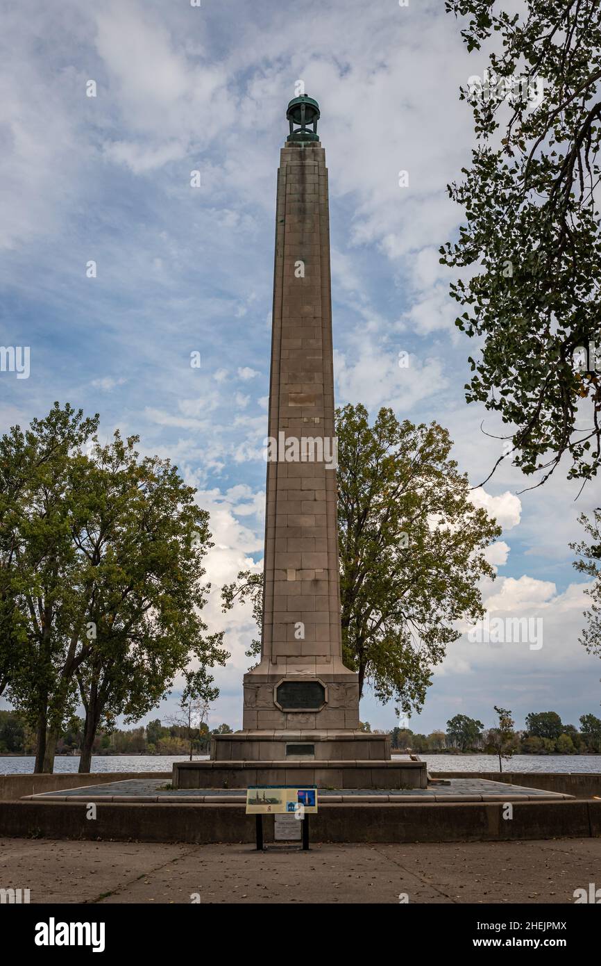 Surplombant Misery Bay à Crystal point sur Presque Isle, Pennsylvanie, le monument Perry a été érigé en 1926 pour commémorer Oliver Hazard Perry sur h. Banque D'Images