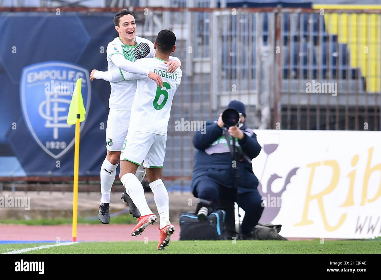 Empoli, Italie.09th janvier 2022.Giacomo Raspadori (Sassuolo) célèbre après avoir inscrit un but avec Rogerio (Sassuolo) pendant Empoli FC vs US Sassuolo, football italien série A match à Empoli, Italie, janvier 09 2022 crédit: Agence de photo indépendante/Alamy Live News Banque D'Images