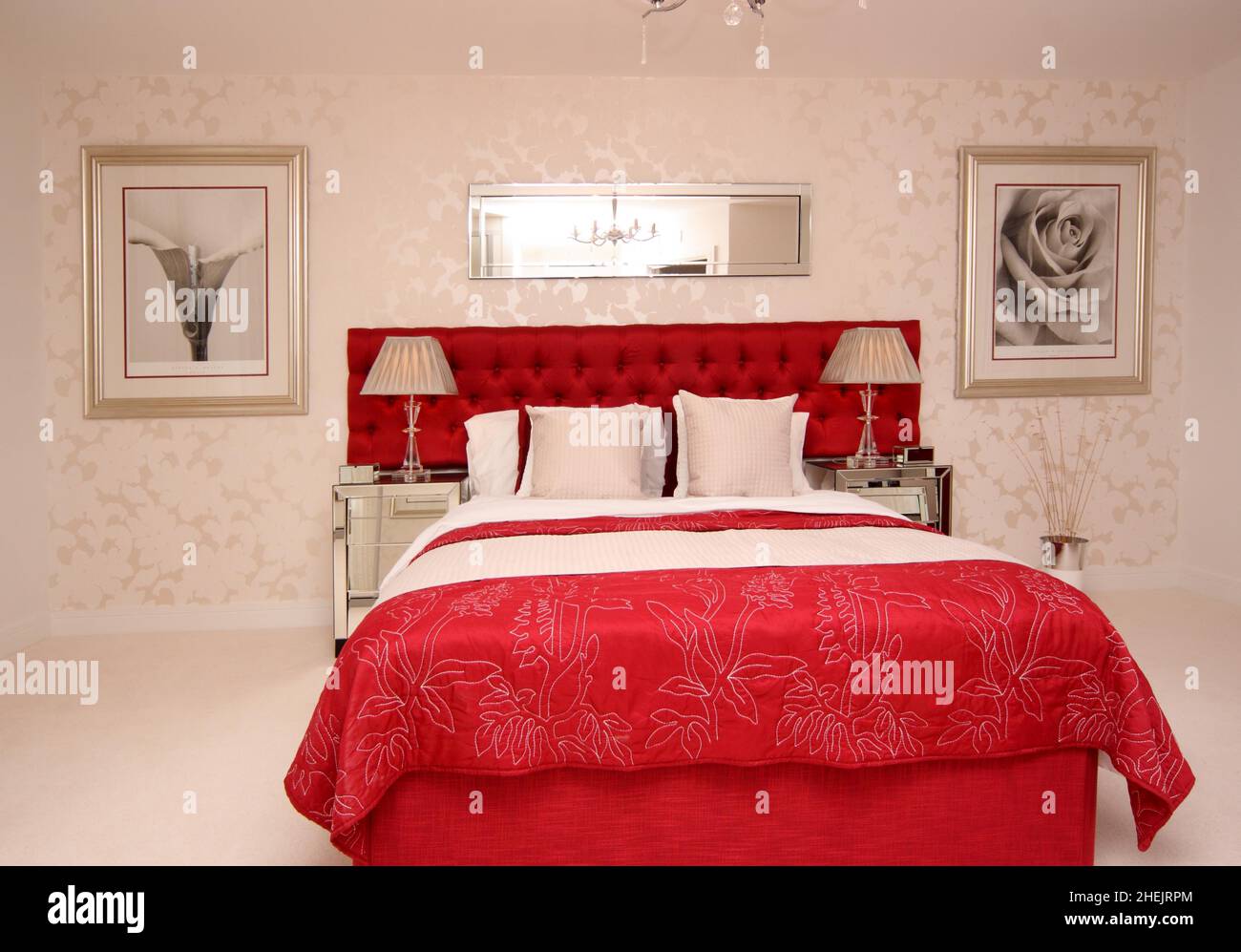 Chambre rouge et crème dans une nouvelle maison moderne, lit double king  size, lampes de chevet, couvre-lit, housse de couette, jeté de lit Photo  Stock - Alamy